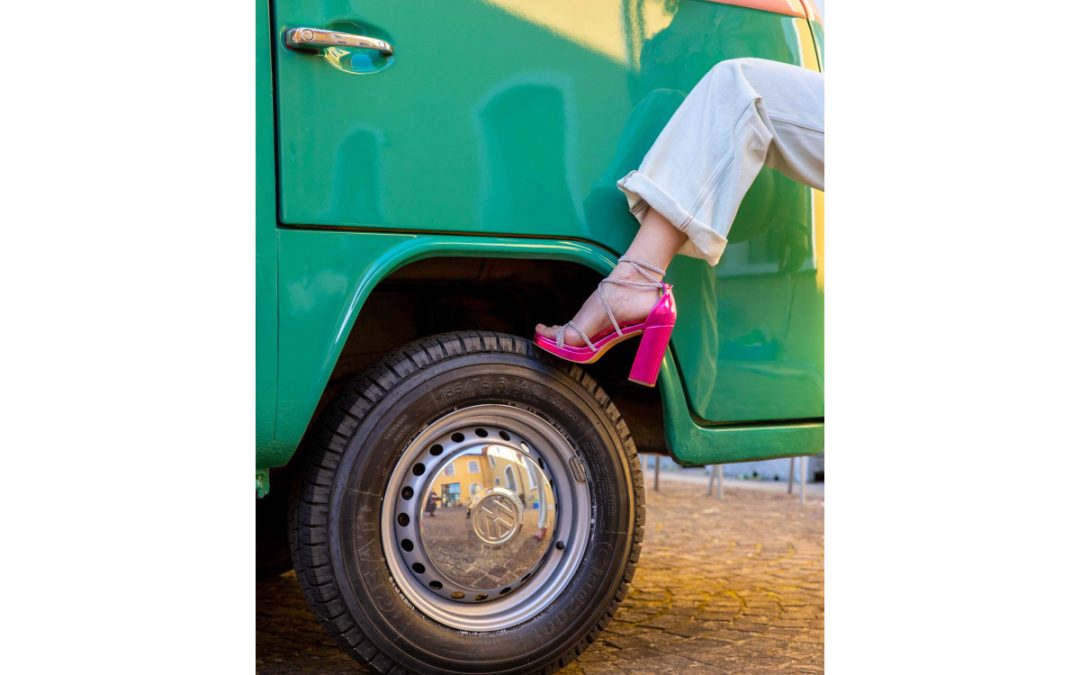 Un furgone Volkswagen, un negozio